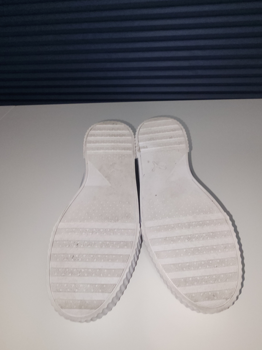 Puma White,soft Foam, Platform Low-Top Sneakers Size 8.5 - Picture 2 of 8